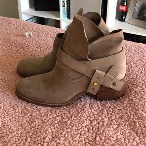 Ugg Elysian Round Toe Leather Booties